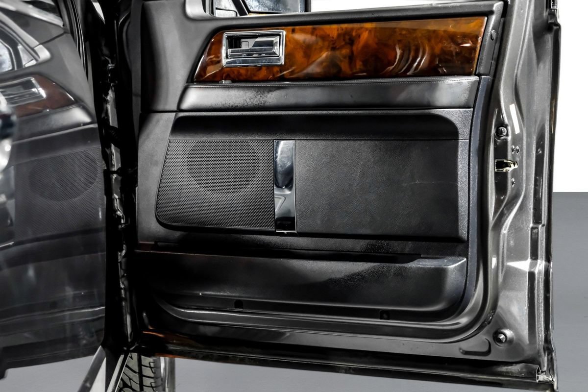 Used 2016 Lincoln Navigator Select RWD image 37