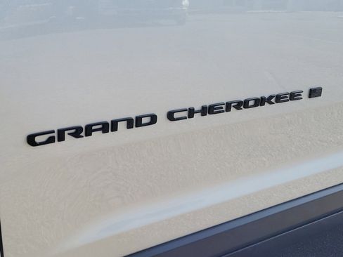 New 2025 Jeep Grand Cherokee Altitude image 25