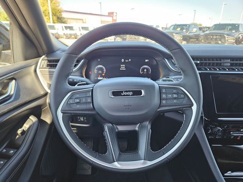 New 2025 Jeep Grand Cherokee Altitude image 18