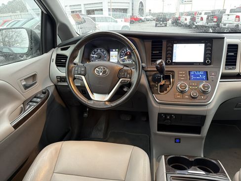 Used 2020 Toyota Sienna XLE image 23