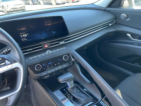 Used 2025 Hyundai Elantra SEL image 18