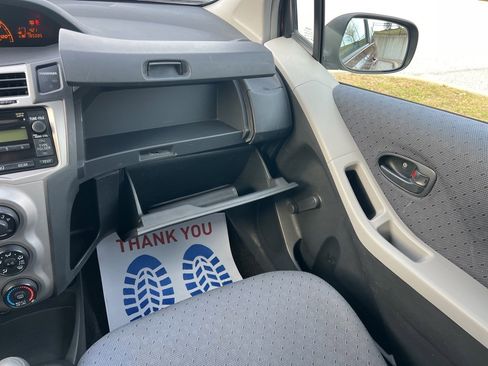 Used 2010 Toyota Yaris 2-Door Hatchback image 35