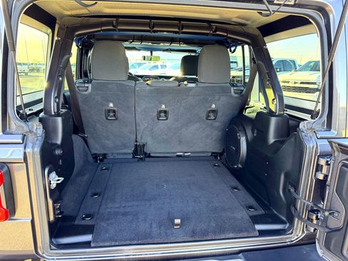 Used 2021 Jeep Wrangler Unlimited Sahara image 8