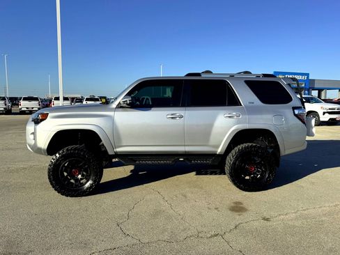 Used 2022 Toyota 4Runner SR5 Premium image 10