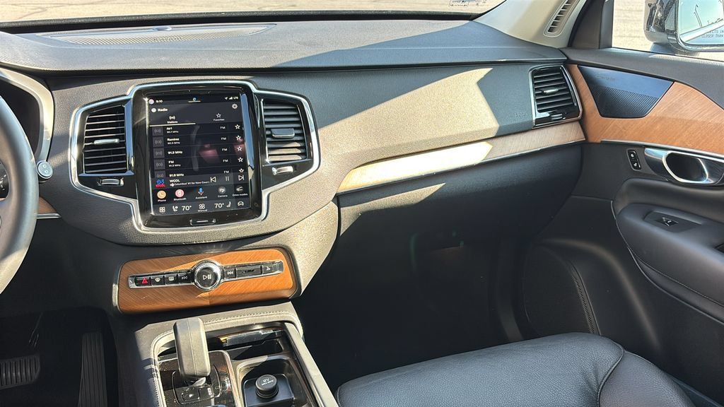 Certified 2025 Volvo XC90 T8 Plus AWD/4WD image 8