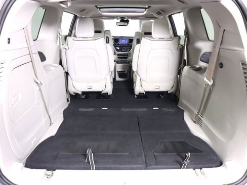 Used 2017 Chrysler Pacifica Platinum FWD image 41