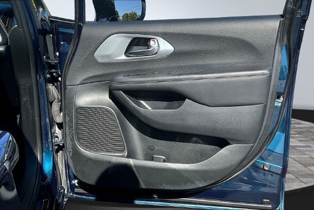 Used 2025 Chrysler Pacifica Limited FWD image 29