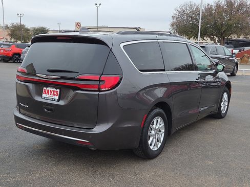 Used 2022 Chrysler Pacifica Touring-L image 4