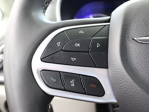 Used 2023 Chrysler Pacifica Touring-L FWD image 27