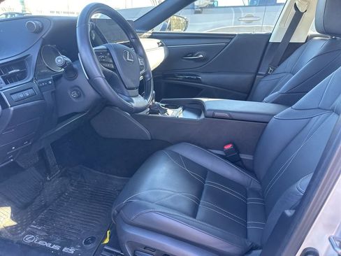 Used 2025 Lexus ES 300h w/ Luxury Package image 6