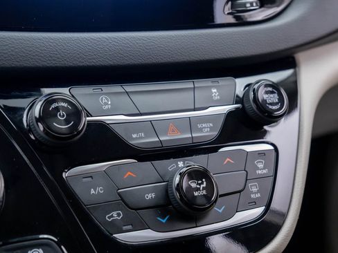 Used 2023 Chrysler Voyager LX image 25