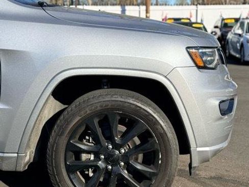 Used 2021 Jeep Grand Cherokee Laredo X AWD/4WD image 4