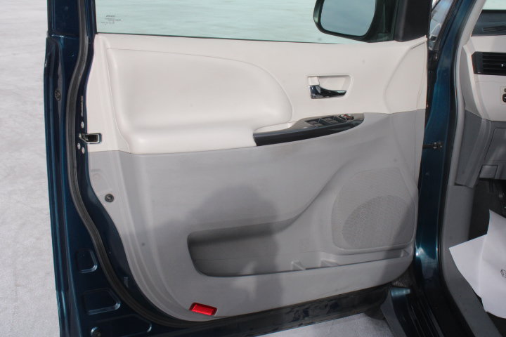 Used 2011 Toyota Sienna SE w/ Preferred Pkg FWD image 9