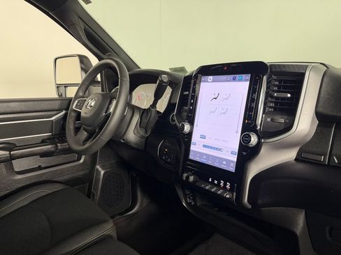 Used 2025 RAM 2500 Big Horn AWD/4WD image 32