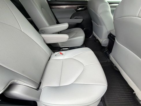 Certified 2024 Toyota Highlander Limited FWD image 33