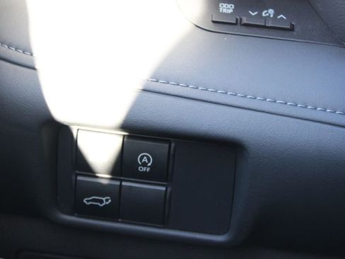 Used 2024 Toyota Highlander LE AWD/4WD image 39