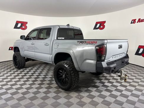Used 2018 Toyota Tacoma TRD Sport AWD/4WD image 5