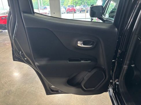 Used 2020 Jeep Renegade Latitude w/ Cold Weather Group AWD/4WD image 16