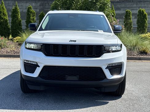 Used 2023 Jeep Grand Cherokee Limited w/ Black Appearance Package AWD/4WD image 3