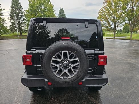 Used 2025 Jeep Wrangler Unlimited Sahara AWD/4WD image 5