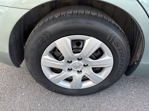 Used 2010 Toyota Camry LE image 9
