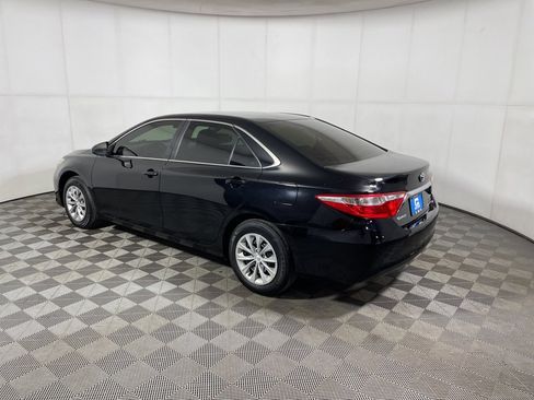 Used 2017 Toyota Camry LE image 5