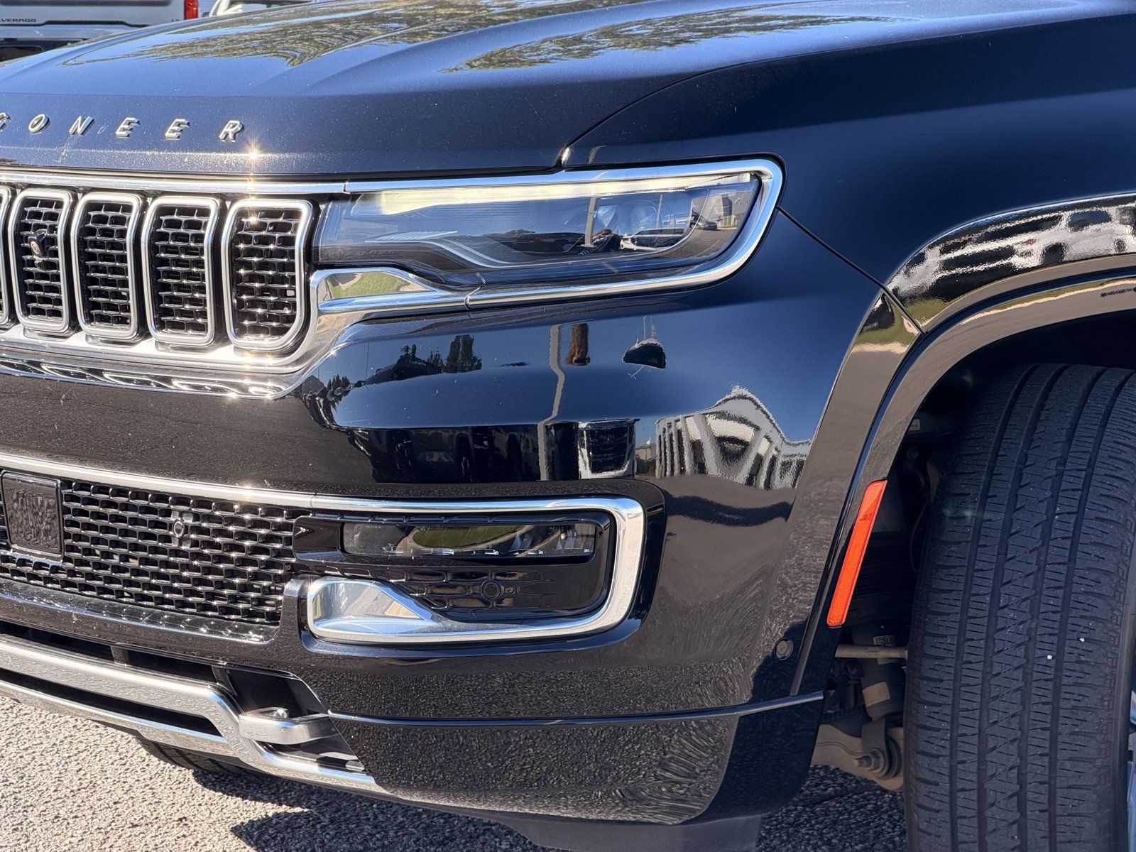 Used 2024 Jeep Wagoneer L Series III w/ Rear Seat Video Group 1 AWD/4WD image 8