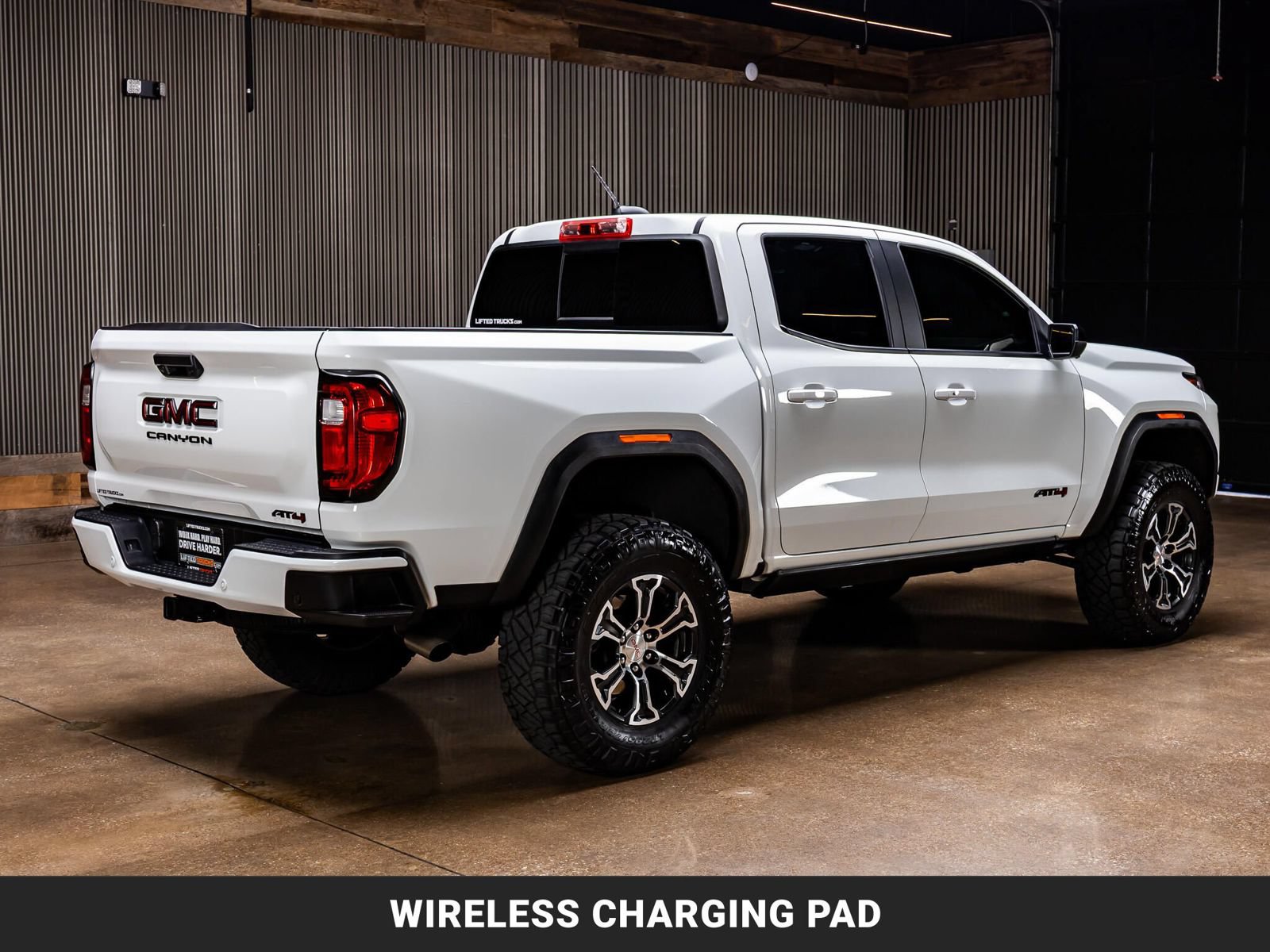 Used 2024 GMC Canyon AT4 w/ AT4 Premium Package AWD/4WD image 9