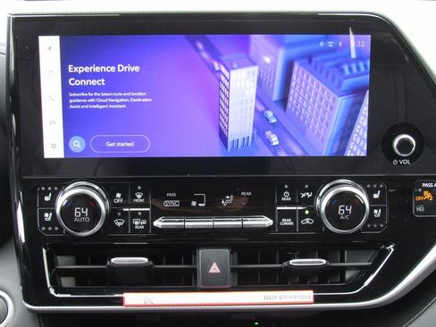 New 2025 Toyota Highlander Platinum image 32