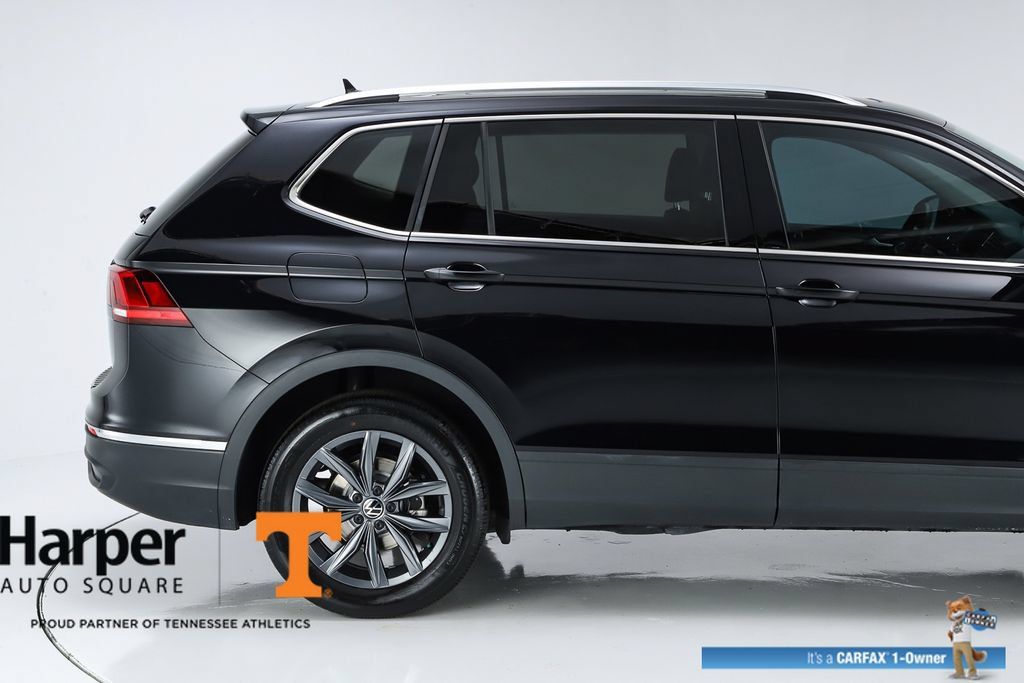 Used 2023 Volkswagen Tiguan SE w/ Panoramic Sunroof Package FWD image 11