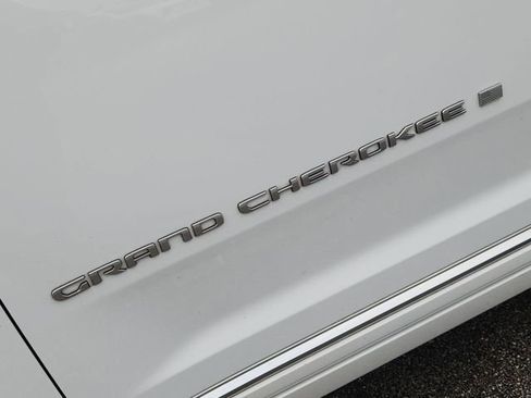 Used 2025 Jeep Grand Cherokee Summit AWD/4WD image 33