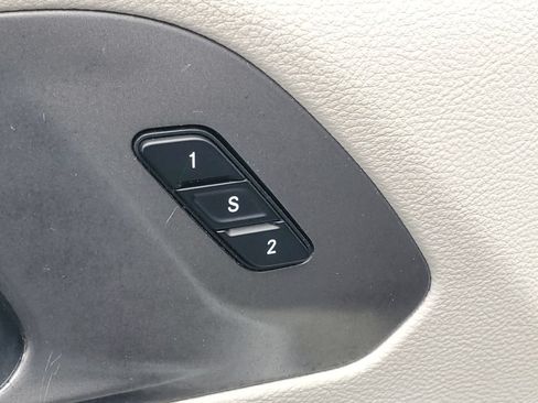 Used 2023 Chrysler Pacifica Touring-L FWD image 11