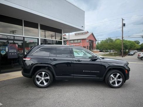 Used 2023 Jeep Grand Cherokee Limited w/ Luxury Tech Group II AWD/4WD image 29