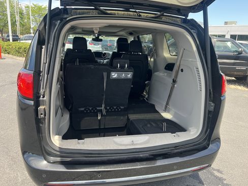 Used 2018 Chrysler Pacifica Touring-L Plus w/ Tire & Wheel Group FWD image 9
