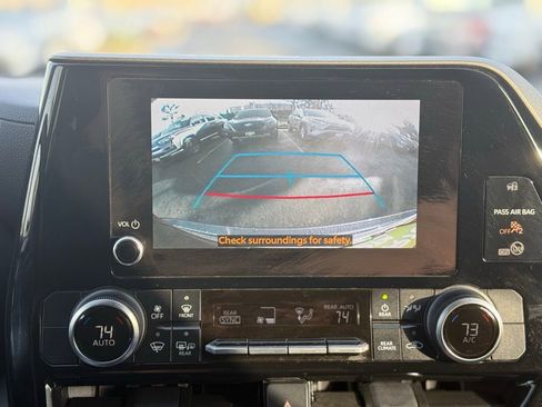 Used 2024 Toyota Highlander LE image 32