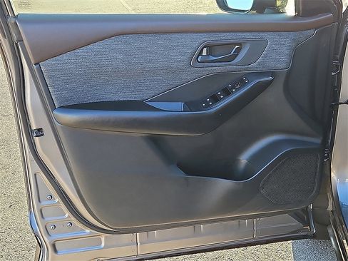 Used 2023 Nissan Rogue S image 17