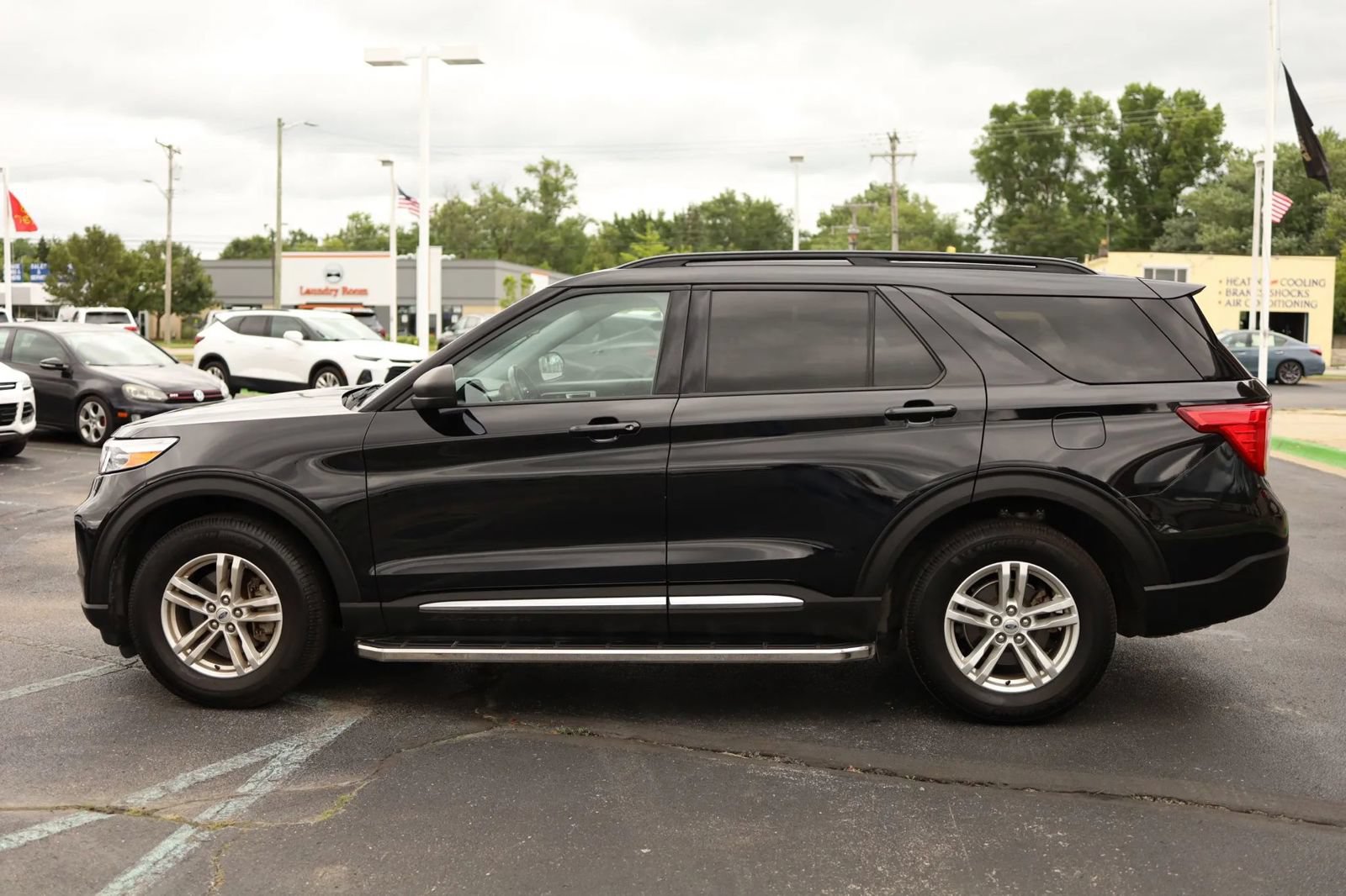 Used 2020 Ford Explorer XLT w/ Comfort Package AWD/4WD image 8