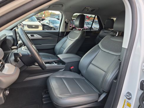 Used 2025 Ford Explorer Active w/ Active Comfort Package image 10