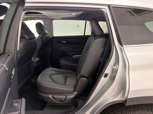 Used 2020 Toyota Highlander XLE AWD/4WD image 24