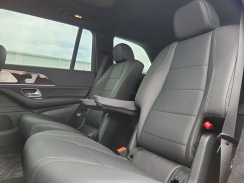 Used 2025 Mercedes-Benz GLS 450 4MATIC image 9