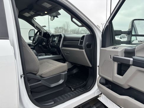 Certified 2019 Ford F450 XLT w/ XLT Premium Package image 16