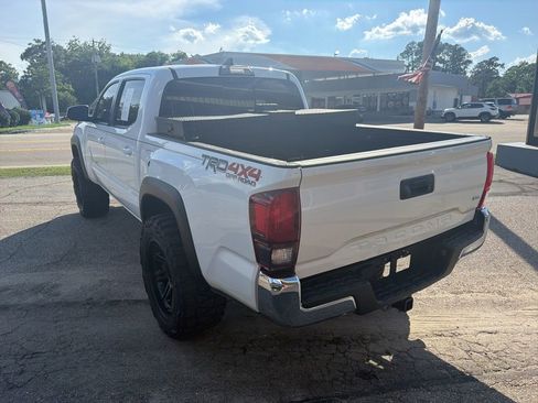 Used 2018 Toyota Tacoma TRD Off-Road AWD/4WD image 8