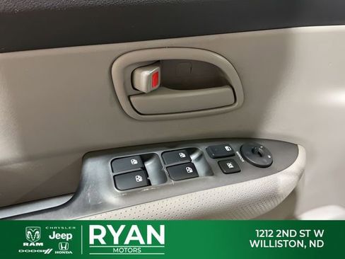 Used 2007 Kia Rondo LX w/ Convenience Pkg image 22