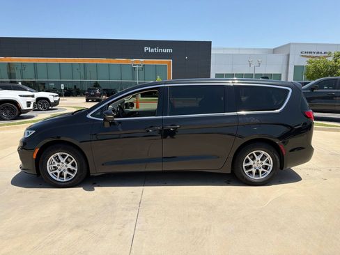 Used 2023 Chrysler Pacifica Touring-L FWD image 2