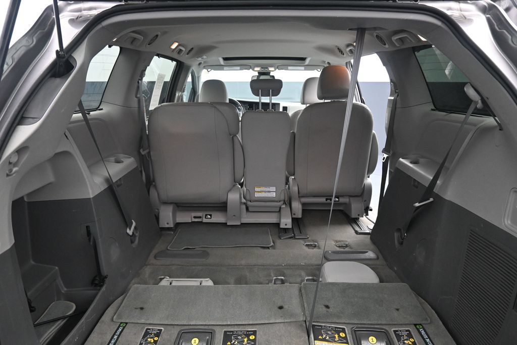 Used 2018 Toyota Sienna XLE w/ XLE Navigation Package FWD image 19
