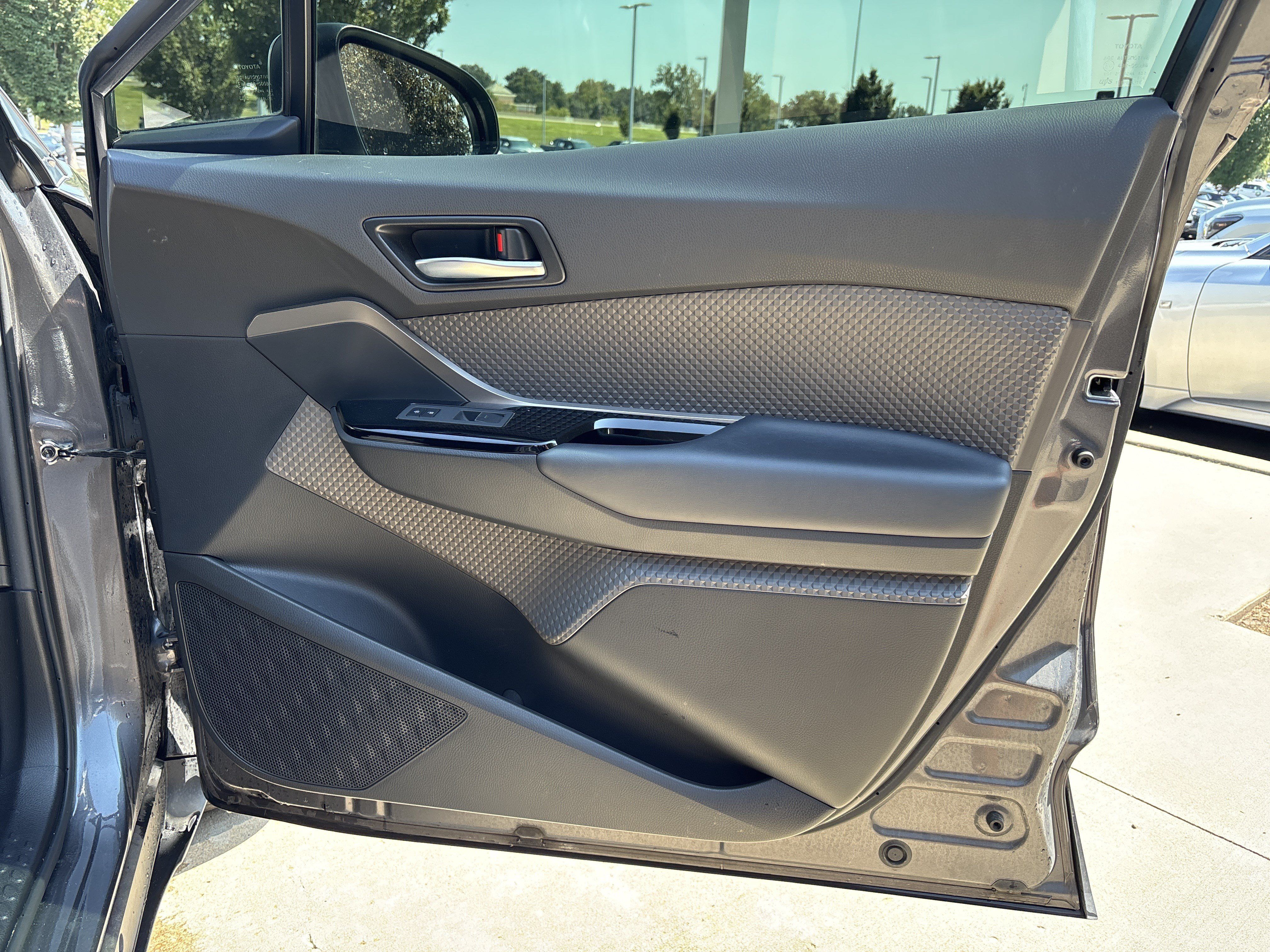 Used 2021 Toyota C-HR Limited FWD image 28