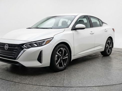 Used 2025 Nissan Sentra SV image 3