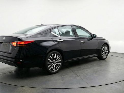 Used 2025 Nissan Altima 2.5 SV FWD image 9
