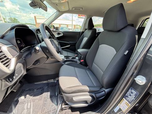 Used 2025 Kia Soul LX w/ LX Technology Package FWD image 25
