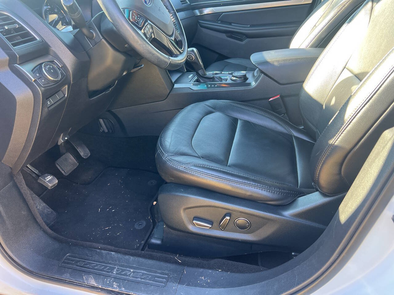 Used 2018 Ford Explorer XLT w/ Equipment Group 202A AWD/4WD image 27